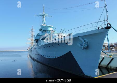 Altes Kriegsschiff aus dem zweiten Weltkrieg im Hafen von Gdynia. Stockfoto