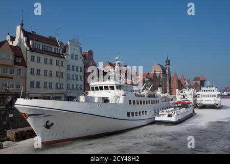 Schiffe auf gefrorenem Motlawa Fluss in der Altstadt von Danzig Stockfoto