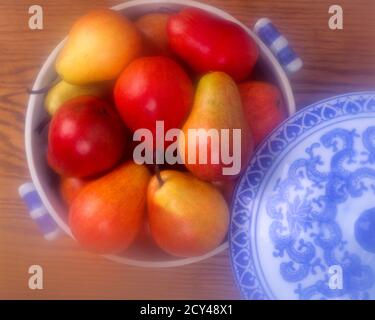 1990ER-JAHRE ANSICHT VON EINER VIELZAHL VON REIFEN FRUCHTBIRNEN IN BLAU UND WEISS CHINESISCHEN MOTIV SCHÜSSEL SOFT FOCUS - KF30343 PET001 HARS ALTMODISCH Stockfoto