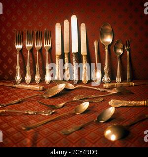 2000S ANORDNUNG EINES SATZES ANTIKER TAFELBESTECK MESSER GABELN SPPONS - KF38215 TCH001 HARS ALTMODISCH Stockfoto
