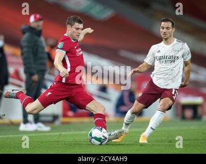 Anfield, Liverpool, Merseyside, Großbritannien. Oktober 2020. English Football League Cup, Carabao Cup, Liverpool versus Arsenal; James Milner von Liverpool übergibt den Ball als Cedric Soares of Arsenal Challenges Credit: Action Plus Sports/Alamy Live News Stockfoto