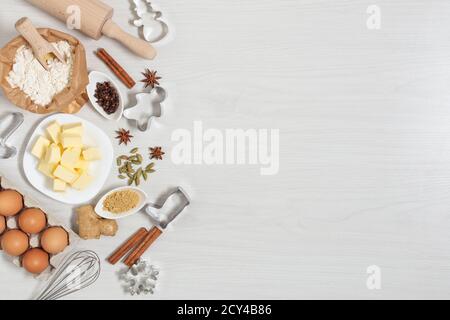 Zutaten zum Backen Weihnachten Lebkuchen Cookies Draufsicht auf weißem Holz Hintergrund. Backwaren Background. Stockfoto