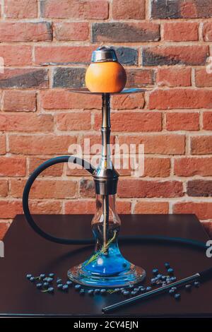 Elegante Wasserpfeife mit Aroma Grapefruit für entspannen. Grapefruit shisha. Shisha Lounge. Stockfoto