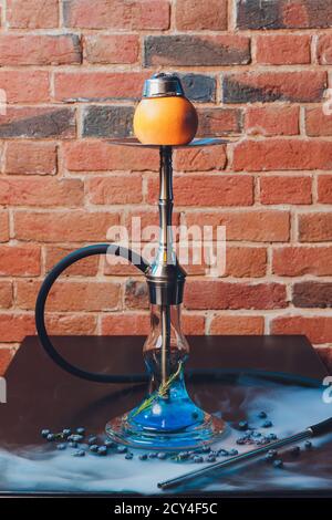 Elegante Wasserpfeife mit Aroma Grapefruit für entspannen. Grapefruit shisha. Shisha Lounge. Stockfoto