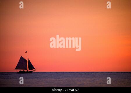 80ER JAHRE SILHOUETTED SEGELBOOT SEGELN AUF CALM LAKE WASSER GEGEN KLARER HIMMEL UND FLACHER HORIZONT - KL16260 WAL004 HARS MOODY ENTSPANNEN BOOTE LUXUS NATUR KOPIEREN PLATZ FLACH GEGEN RUHIGE LANDSCHAFTLICH INSPIRATION SEGEL GELASSENHEIT SILHOUETTEN ORANGE SEGELBOOT TRANSPORT MEERE MORGEN UMRISS REFLEKTIEREN MARINE TRÄUME HORIZONT FAULE ABENTEUER LEINWAND SILHOUETTEN STIMMUNG NATÜRLICH VORBEI KONZEPTUELLE SONNENAUFGANG DÄMMERUNG DÄMMERUNG PHANTASIE WINDIG WINDIG RUHIG HOCH MEERE MEERESLEBEN EINSAMKEIT WEITE AUSSICHT KLARE UMWELT VOLLE SEGEL MAST PASTELL REMOTE SEGEL SERENE LANGSAM LANGSAM BEWEGENDEN ABWICKELN AMERIKANISCHEN FLAGGE ALTMODISCH Stockfoto