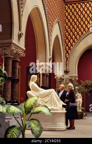 80ER JAHRE SENIOR MANN UND FRAU PAAR BEWUNDERN SKULPTUR AKADEMIE FINE ARTS PHILADELPHIA PA USA - KP4695 NET002 HARS DESIGN JOY LIFESTYLE ARCHITEKTUR FRAUEN KOPIEREN RAUM IN VOLLER LÄNGE MUSEUM RUHIGE INSPIRATION MÄNNER RUHESTAND UNTERHALTUNG ÄLTERER MANN ÄLTERER ERWACHSENER GENIESSEN ÄLTERE FRAU BOGEN HOBBY FREIZEIT TOPFSKULPTUR AKADEMIE INTERESSE UND BÜRGER SPALTE PRUNKVOLLE PA SCHWEIGEN MANN UND FRAU SENIOREN VON MITTE-ATLANTIK VERBINDUNG BILDENDE KUNST KÜNSTE KULTUR AUSSTELLUNG BEOBACHTEN TOPFPFLANZE REISE PENNSYLVANIA CORINTHIAN FRANK FURNESS GEMUSTERT KUNSTSCHULE KREATIVITÄT ABEND AUS FEINE ZWEISAMKEIT BEWUNDERND Stockfoto