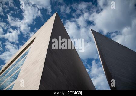 Washington, USA. Oktober 2020. Eine allgemeine Ansicht des East Building der National Gallery of Art (NGA), wie sie am 1. Oktober 2020 in Washington, DC, inmitten der Coronavirus-Pandemie zu sehen war. Während Kongress und das Weiße Haus weiterhin COVID-19-Stimulationsmaßnahmen aushandeln, während Fluggesellschaften beginnen, ihre Mitarbeiter zu verärgern und die Zahl der Arbeitslosen auf Rekordhöhen zu halten, überstiegen weltweit bestätigte Fälle 34 Millionen und bestätigte Todesfälle über 1 Million. (Graeme Sloan/Sipa USA) Quelle: SIPA USA/Alamy Live News Stockfoto