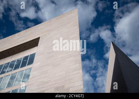 Washington, USA. Oktober 2020. Eine allgemeine Ansicht des East Building der National Gallery of Art (NGA), wie sie am 1. Oktober 2020 in Washington, DC, inmitten der Coronavirus-Pandemie zu sehen war. Während Kongress und das Weiße Haus weiterhin COVID-19-Stimulationsmaßnahmen aushandeln, während Fluggesellschaften beginnen, ihre Mitarbeiter zu verärgern und die Zahl der Arbeitslosen auf Rekordhöhen zu halten, überstiegen weltweit bestätigte Fälle 34 Millionen und bestätigte Todesfälle über 1 Million. (Graeme Sloan/Sipa USA) Quelle: SIPA USA/Alamy Live News Stockfoto