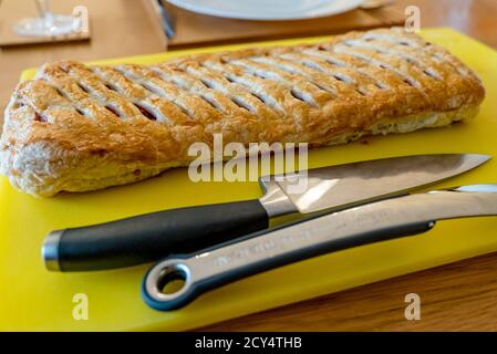 Rote Bete Blätterteig Gitter serviert auf einem Schneidebrett bei Ein Tisch mit Aknife und Fischschnitt Stockfoto