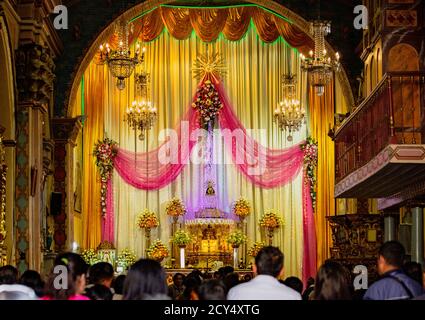 Kirche Santuario Mariano, Cuenca, Ecuador Dec 24, 2017 - Katholische Kirche Altar für Heiligabend Dienstleistungen eingerichtet Stockfoto