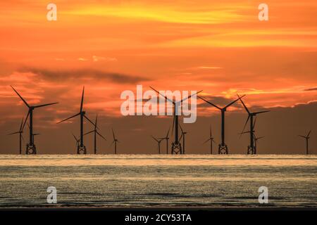 Walney Island, Cumbria, Großbritannien. Oktober 2020. Wetter in Großbritannien. Sonnenuntergang von Walney Island an der Cumbrian Coast. Blick über die Irische See auf die weit entfernte Walney Offshore Windfarm. Kredit:greenburn/Alamy Live Nachrichten. Stockfoto