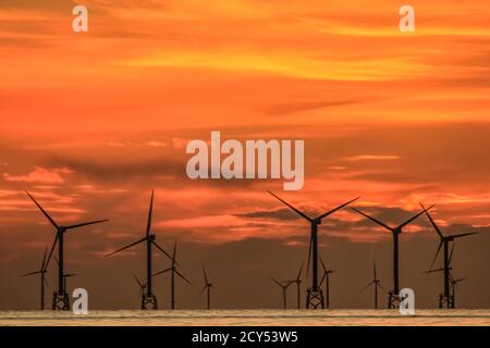 Walney Island, Cumbria, Großbritannien. Oktober 2020. Wetter in Großbritannien. Sonnenuntergang von Walney Island an der Cumbrian Coast. Blick über die Irische See auf die weit entfernte Walney Offshore Windfarm. Kredit:greenburn/Alamy Live Nachrichten. Stockfoto