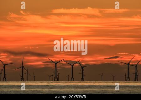 Walney Island, Cumbria, Großbritannien. Oktober 2020. Wetter in Großbritannien. Sonnenuntergang von Walney Island an der Cumbrian Coast. Blick über die Irische See auf die weit entfernte Walney Offshore Windfarm. Kredit:greenburn/Alamy Live Nachrichten. Stockfoto