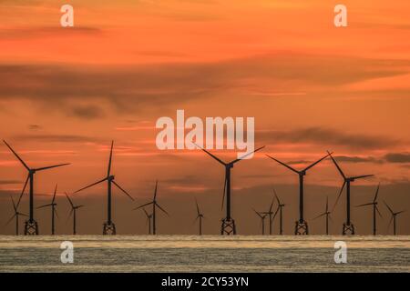 Walney Island, Cumbria, Großbritannien. Oktober 2020. Wetter in Großbritannien. Sonnenuntergang von Walney Island an der Cumbrian Coast. Blick über die Irische See auf die weit entfernte Walney Offshore Windfarm. Kredit:greenburn/Alamy Live Nachrichten. Stockfoto