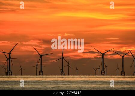 Walney Island, Cumbria, Großbritannien. Oktober 2020. Wetter in Großbritannien. Sonnenuntergang von Walney Island an der Cumbrian Coast. Blick über die Irische See auf die weit entfernte Walney Offshore Windfarm. Kredit:greenburn/Alamy Live Nachrichten. Stockfoto