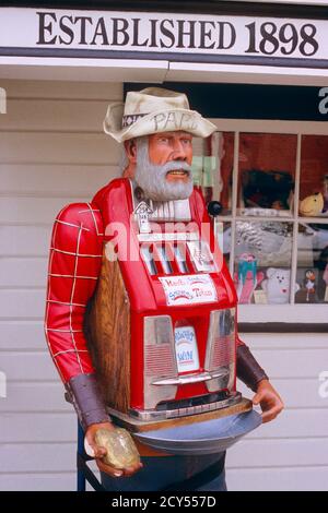 1990ER EIN BEWAFFNETER BANDIT SPIELAUTOMAT, DER WIE EIN ALTER GESTALTET IST PROSPECTOR STEHT AM BROADWAY SKAGWAY ALASKA - KR104141 KRU001 HARS BEWAFFNETE GLÜCK PROSPECTOR NIEDRIGEN WINKEL MASCHINEN REISEN USA WIE WESTEN KÜSTE GAMBLE WETTE STEHT BROADWAY PACIFIC NORTHWEST SKAGWAY SLOT AK BANDIT WETTE WETTEN CHANCE NORDWESTEN ALTMODISCHEN SPIELAUTOMAT Stockfoto