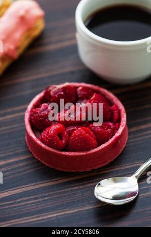 Runde Himbeerkuchen mit frischen Himbeeren dekoriert. Stockfoto