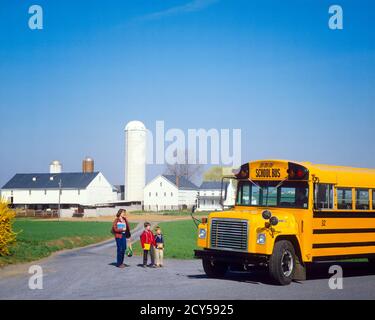 1980ER JAHRE DREI LÄNDLICHEN BAUERNHOF KINDER ÄLTERE TEENAGER-MÄDCHEN SCHWESTER UND ZWEI JUNGEN BRÜDER WARTEN AUF DEN SCHULBUS, WO LANE TRIFFT STRASSE - KS18869 HEL001 HARS 1 JUGENDLICHE ELEMENTARE KOMMUNIKATION WACHSENDE SICHERHEIT ÖFFENTLICHEN LEBENSSTIL FRAUEN HÄUSER BRÜDER SCHEUNE LÄNDLICHEN HEIMAT LEBEN TRANSPORT KOPIEREN RAUM FREUNDSCHAFT VOLLE LÄNGE PERSONEN WOHN LANDWIRTSCHAFT MÄNNCHEN TEENAGER MÄDCHEN GEBÄUDE GESCHWISTER SCHWESTERN TRANSPORT LANDWIRTSCHAFT SCHULEN GRAD HOCH WINKEL KRAFTFAHRZEUG HIGH SCHOOL HOMES PRIMARY GESCHWISTERHOCHSCHULEN VERBINDUNG WACHSEN WOHNSITZ TEENAGED BUSSE ZUSAMMENARBEIT SCHULE JUGENDLICHE ÖFFENTLICH TRANSPORTSILO Stockfoto