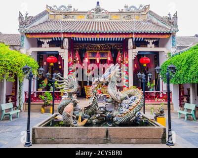 Atemberaubende Aussicht auf Quang Trieu (kantonesisch) Montagehalle, einer der berühmtesten Tempel in Hoi ein UNESCO-Altstadt, Vietnam Stockfoto