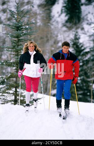 IN DEN 1990ER JAHREN VERBINDEN SICH SKILANGLAUF ZUM BLICK AUF DIE KAMERA BEAVER CREEK COLORADO USA - KW11738 WAL004 HARS OLD FASHION 1 FITNESS STYLE GESUNDE JUNGE ERWACHSENE TEAMARBEIT SKI SPORTLER LIFESTYLE FRAUEN VERHEIRATET LÄNDLICHE EHEGATTEN EHEMÄNNER ERWACHSEN GESUNDHEIT LEICHTATHLETIK SKIFAHRER VEREINIGTE STAATEN KOPIE RAUM FREUNDSCHAFT IN VOLLER LÄNGE DAMEN KÖRPERLICHE FITNESS PERSONEN MÄNNER ATHLETISCHEN VERTRAUEN PARTNER WINTERZEIT AKTIVITÄT GLÜCK KÖRPERLICHES ABENTEUER FREIZEIT KRAFT SPANNUNG ERHOLUNG SKIFAHRER LANGLAUFSPORTLER FLEXIBILITÄT MUSKELN STILVOLLE BEAVER WINTERLICHE ZUSAMMENARBEIT CROSS-COUNTRY-ZWEISAMKEIT FRAUEN JUNGEN ERWACHSENEN MANN Stockfoto