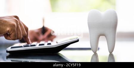 Dental Insurance Bill. Zahnarzt Geld Und Finanzen Stockfoto