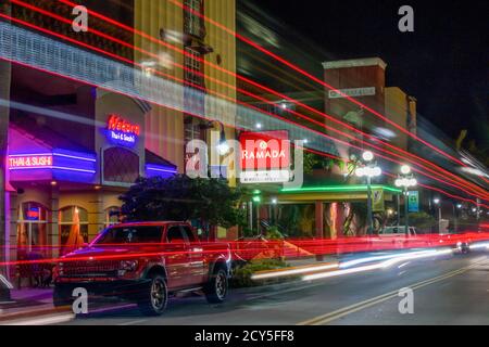 Nachtverkehr in Hollywood von Dan Manning. Eine lange Exposition von Ampeln entlang Harrison Avenue Streifen. Stockfoto