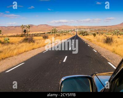 Anreise zur Bergbaustadt Ilakaka, berühmt für ihre Saphire, über die landschaftlich reizvolle Route Nationale 7 (RN7), Madagaskar Stockfoto