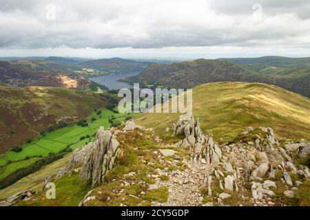 St. Sunday Crag mit Blick auf Grisedale, Ullswater und Place Fell, Lake District, Ullswater, England, Großbritannien Stockfoto