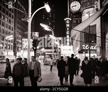 1950S 1960S FUSSGÄNGER AUTOS LICHTER VERKEHR CHICAGO THEATER MARQUE NORTH STATE STREET DOWNTOWN SZENE BEI NACHT CHICAGO IL USA - R19574 HAR001 HARS VEREINIGTE STAATEN KOPIEREN RAUM IN VOLLER LÄNGE DAMEN PERSONEN INSPIRATION VEREINIGTE STAATEN VON AMERIKA AUTOMOBIL MÄNNER FUSSGÄNGER UNTERHALTUNG TRANSPORT B&W NORTH AMERICA DOWNTOWN NORTH AMERICAN WEITWINKEL AUTOS AUSSEN FORTSCHRITT ERHOLUNG RICHTUNG BEI KONZEPTUELLEN AUTOS FAHRZEUGE ILLINOIS MARQUE NACHTLEBEN NACHTENTSPANNUNG SCHWARZ UND WEISS HAR001 IL ALTMODISCH Stockfoto