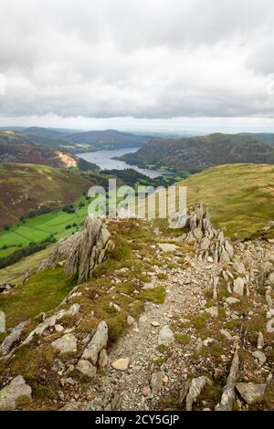 St. Sunday Crag mit Blick auf Grisedale, Ullswater und Place Fell, Lake District, Ullswater, England, Großbritannien Stockfoto