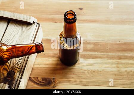 Zwei Bierflaschen auf einem Holzhintergrund, Kopierraum Stockfoto