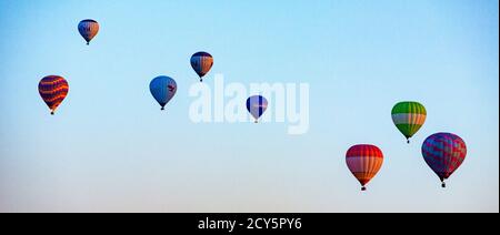 Göreme, Türkei - April 6, 2016 - Zahlreiche Heißluftballons alle Lift in die Luft kurz nach Sonnenaufgang Stockfoto