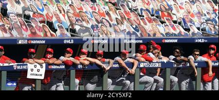 Atlanta, Usa. Oktober 2020. Cincinnati Reds Dugout schaut am Donnerstag, 1. Oktober 2020, im neunten Inning in Spiel 2 der National League Wild Card Series im Truist Park in Atlanta zu. Die Braves avancierten in die National League Diivisional Series, nachdem sie die Cincinnati Reds 5:0 besiegt hatten. Foto von Tami Chappell/UPI Credit: UPI/Alamy Live News Stockfoto