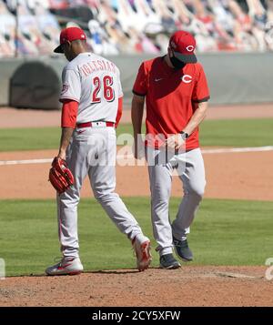 Atlanta, Usa. Oktober 2020. Cincinnati Reds Pitcher Raisel Iglesias (L) wird am Hügel von Manager David Bell im achten Inning in Spiel 2 der National League Wild Card Series im Truist Park in Atlanta am Donnerstag, 1. Oktober 2020 erleichtert. Die Braves avancierten in die National League Diivisional Series, nachdem sie die Cincinnati Reds 5:0 besiegt hatten. Foto von Tami Chappell/UPI Credit: UPI/Alamy Live News Stockfoto