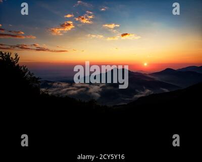 Landschaft aus den Rhodopen in Bulgarien bei Sonnenuntergang oder Sonnenaufgang. Kleine Kapelle und Kloster in der Nähe von Borovo, Rhodopen. Stockfoto