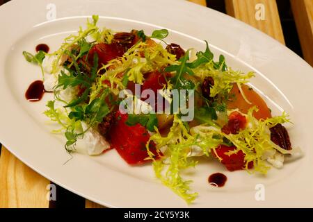 Salat aus Ziegenkäse mit Rote Bete, gemischtem Salat und Pekannüssen Stockfoto