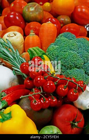 Verschiedene frische Gartengemüse in Nahaufnahme Stockfoto