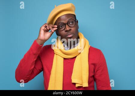Lächelnder glücklicher afrikanischer Mann in der Brille, der selbstbewusst auf die Kamera schaut Stockfoto