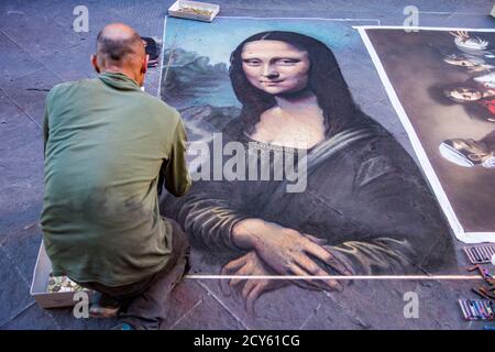 Florenz, Italien - 23 April, 2017 - Street Künstler malt die Mona Lisa mit chaulk Stockfoto