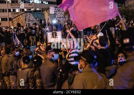 Tel Aviv, Israel. Oktober 2020. Israelis nehmen an einem Protest gegen den israelischen Ministerpräsidenten Netanjahu und die aktuelle Coronavirus-Sperre (Covid-19) Teil. Quelle: Ilia Yefimovich/dpa/Alamy Live News Stockfoto