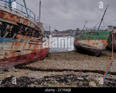 Alte Schiffswracks gestrandet in einem Hafen in der Bretagne, Frankreich. Stockfoto