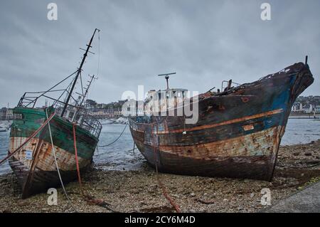 Alte Schiffswracks gestrandet in einem Hafen in der Bretagne, Frankreich. Stockfoto