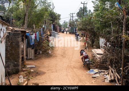 Bhubaneswar, Indien - 4. Februar 2020: Zwei unbekannte Menschen auf einer kleinen Feldstraße in den Slums am 4. Februar 2020 in Bhubaneswar, Indien Stockfoto