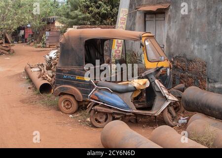 Bhubaneswar, Indien - 4. Februar 2020: Eine alte verlassene Auto-Rikscha und ein Motorrad mit Staub und Schmutz bedeckt am 4. Februar 2020 in Bhubaneswar Stockfoto