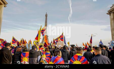 Tibetisch, Uiguren, Taiwanesen, Hong Konger, Südmongolisch, Und chinesische Aktivisten beobachteten den ‘Global Day of Action’ am Place de la Bastille in Paris, um die bevorstehenden umstrittenen Winterolympiaden in Peking zu boykottieren, die für den 2022. Februar, Paris, den 23. Juni 2021, geplant sind Stockfoto