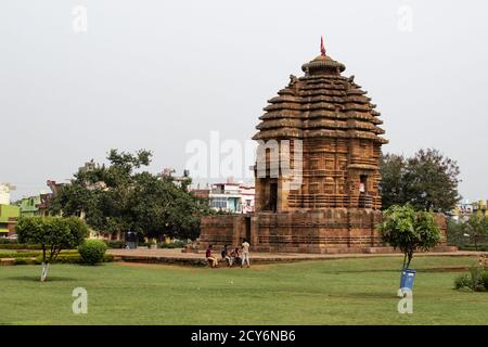 Bhubaneswar, Indien - 4. Februar 2020: Blick auf den Bhaskaraswar Tempel und unbekannte Menschen besuchen das Denkmal am 4. Februar 2020 in Bhubaneswar Stockfoto