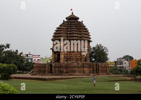 Bhubaneswar, Indien - 4. Februar 2020: Blick auf den Bhaskaraswar Tempel mit einem unbekannten Mann am Telefon am 4. Februar 2020 in Bhubaneswar, Indien Stockfoto