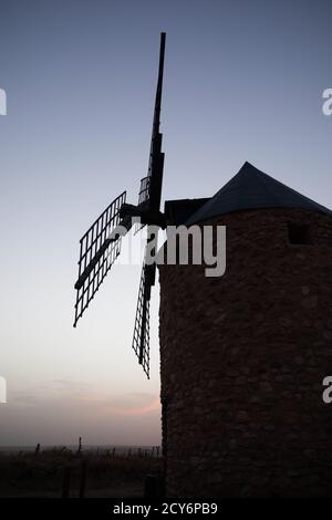 Spanische Windmühlen, wie sie in Miguel de Cervantes' Roman Don Quixote aus dem frühen 17. Jahrhundert, Kastilien-La Mancha, Spanien bei Sonnenuntergang beschrieben werden Stockfoto