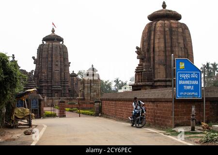 Bhubaneswar, Indien - 4. Februar 2020: Blick auf den Brahmesvara-Tempel mit einem unbekannten Mann auf einem Motorrad draußen am 4. Februar 2020 in Bhubaneswar Stockfoto