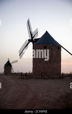 Spanische Windmühlen, wie sie in Miguel de Cervantes' Roman Don Quixote aus dem frühen 17. Jahrhundert, Kastilien-La Mancha, Spanien bei Sonnenuntergang beschrieben werden Stockfoto